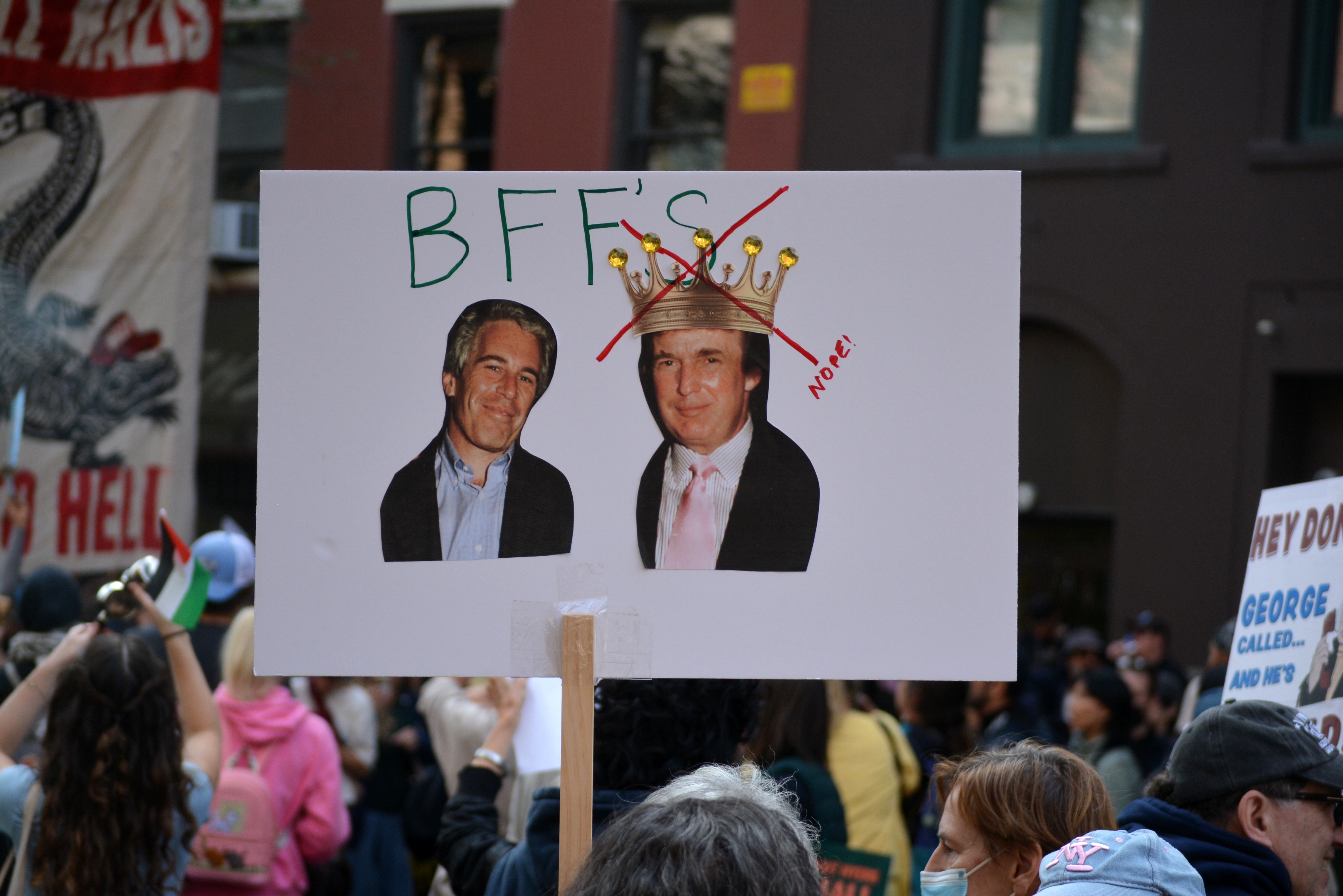 فضائح إبستين تعود للواجهة "اتصال يحرج ترام